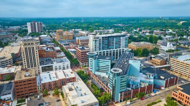 Kalamazoo, Michigan şehir merkezinin havadan görünüşü modern cam bir bina, çeşitli mimari stiller ve yemyeşil alanlar sergiliyor. Şehir canlılığının ve banliyö sakinliğinin mükemmel bir karışımı..