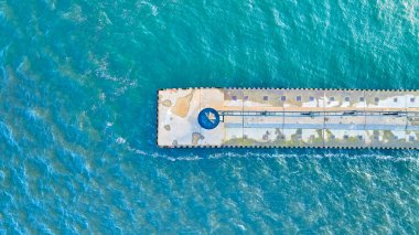 Michigan Gölü 'nün turkuaz sularına uzanan St. Joseph North Pier' in havadan görünüşü dairesel bir deniz feneri üssüdür. Huzurlu, geometrik çizgiler sükunetin doğal güzelliğiyle tezat oluşturuyor.