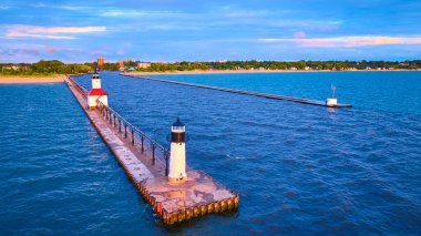 Gün batımında St. Joseph North Pier Deniz Feneri 'nin hava manzarası, Benton Limanı. Huzurlu bir Michigan Gölü, tuhaf bir rıhtım ve altın sarısının özünü yansıtan güneşli bir sahil kasabası var.