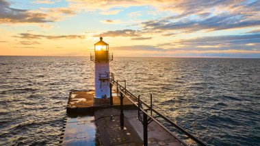 Benton Harbor, Michigan 'daki St. Joseph North Pier Deniz Feneri' nin en iyi hava manzarası. Deniz feneri Michigan Gölü 'nün geniş sularına karşı dirençli duruyor.