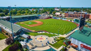 Indiana, South Bend 'deki Four Winds Field' ın hava görüntüsü. Boş beyzbol stadyumu açık gökyüzünün altında parlayarak yemyeşil dış sahasını, iyi korunmuş iç sahasını ve tribünlerini sergiliyor. Tam oldu.