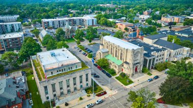 Kalamazoo şehir merkezinin havadan görünüşü, Michigan 'da tarihi Birinci Presbiteryen Kilisesi Gotik mimarisi ve modern belediye binası, hepsi yemyeşil ve iyi planlanmış