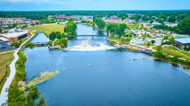 Mishawaka, Indiana 'daki Central Park' ın havadan görünüşü, sakin St. Joseph Nehri 'ni küçük bir şelale, yaya yaya geçitleri ve toplum aktiviteleri ve açık hava aktiviteleri için mükemmel yeşil alanlar ile gösteriyor.
