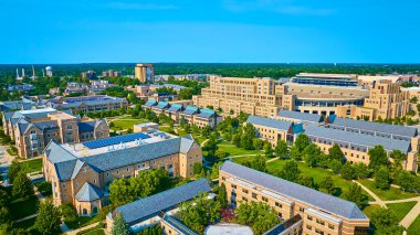 South Bend, Indiana 'daki Notre Dame kampüsünün hava manzarasında geniş bir stadyum, kolej Gotik mimarisi ve yemyeşil alanlar yer almaktadır. Eğitim materyalleri ya da promosyon içeriği için mükemmel.