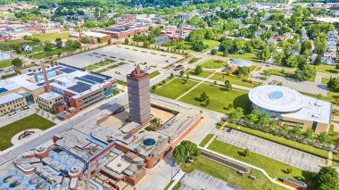 Racine, Wisconsin 'deki yemyeşil bir üniversite kampüsünün havadan görünüşü, Frank Lloyd Wright' tan esinlenilen modern mimari, geniş yeşil alanlar ve berrak gökyüzü altında canlı bir kentsel ortam..