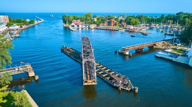 St. Joseph Nehri üzerindeki çelik salıncak köprüsünü, Batı Havzası Marina 'yı ve Michigan Gölü' nün sakin zeminini gösteren hava manzarası. Sanayi mirası ve kıyı şeridinin mükemmel bir karışımı.