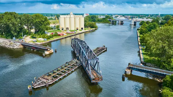 Michigan, Benton Limanı 'ndaki St. Joseph Nehri üzerindeki tarihi demiryolu salıncak köprüsünün hava manzarası. Kısmen açık olan köprü sanayi mirası ve doğal güzelliğin karışımını vurguluyor