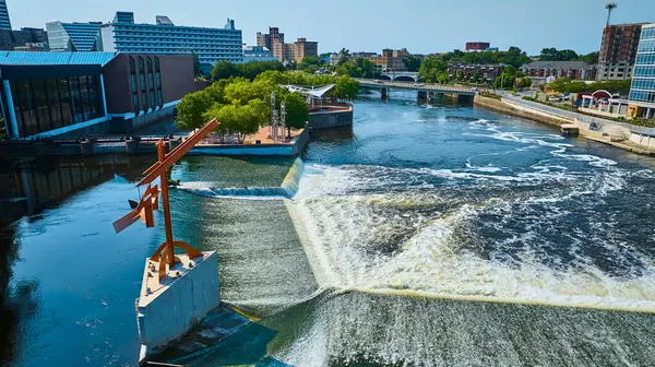 Indiana şehir merkezindeki South Bends 'in canlı River Lights Plaza hava manzarası. Dinamik bir Weir, modern sanat enstalasyonu ve nehir kıyısı boyunca çağdaş ve tarihi binaların karışımı..