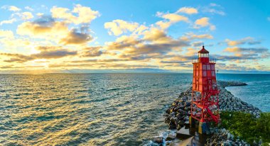 Güneşin doğuşu sırasında Wisconsin 'deki Racine Breakwater Deniz Feneri' nin havadan görüntüsü. Canlı kırmızı deniz feneri Michigan Gölü 'nün dingin zeminine karşı dirençli duruyor ve kıyı bölgesinin özünü yakalıyor.