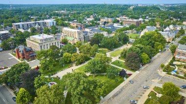 Kalamazoo, Michigan şehir merkezinin hava manzarasında Bronson Park, tarihi bir katedral ve belediye binası yer almaktadır. Yeşillik, gotik mimari ve şehir planlamasının karışımı şehirleri vurguluyor.