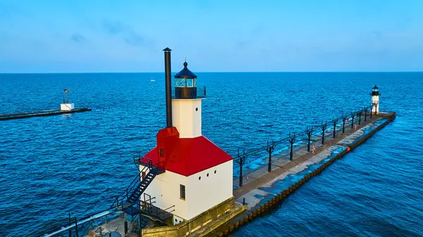 St. Josephs ikonik Kuzey İskelesi deniz fenerlerinin hava manzarası. Canlı kırmızı çatıları var. Gün doğumunda Michigan Gölü 'nün sakin mavi suları üzerinde dimdik duruyorlar. Seyahat, deniz ve manzara için ideal.