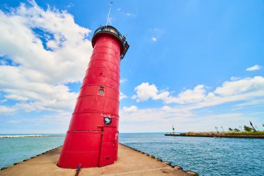 Wisconsin 'deki Sersemletici Kenosha Deniz Feneri arkasında Michigan Gölü olan canlı mavi gökyüzüne karşı dimdik ayakta duruyor. Seyahat ve deniz teması için mükemmel, güvenilirlik gösterisi ve...