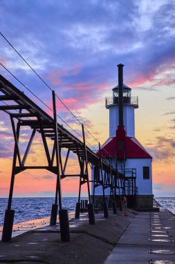 Benton Limanı 'ndaki altın saat Michigan Gölü' ndeki iç deniz fenerinin çarpıcı manzarası. Sakin günbatımı sakin sulardan yansıyarak dingin ve resimsel bir sahne oluşturur.