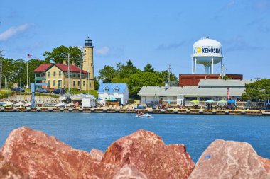 Tarihi deniz feneri, Michigan Gölü suları ve canlı bir marinası olan Kenosha sahili. Turizm ve eğlence için mükemmel olan bu canlı göl kenarı topluluğu, ziyaretçileri dinlenmeye davet ediyor.