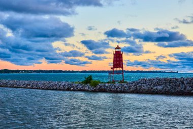 Michigan Gölü, Wisconsin 'deki Racine Breakwater Deniz Feneri' nde altın saat. Canlı günbatımı renkleri sakin sulara yansıyarak rehberliği ve huzuru sembolize eder. Yolculuk için mükemmel, denizcilik ve...