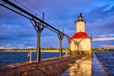 Michigan Gölü 'ndeki Benton Limanı Deniz Feneri' nde altın saat. Kırmızı çatılı beyaz deniz feneri durgun Kuzey İskelesi 'nin sonunda sükuneti ve deniz cazibesini yansıtıyor..