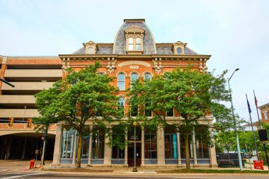 Kalamazoo şehir merkezinde süslü 19. yüzyıl mimarisi olan zarif kırmızı tuğla bina. Dekoratif kemerli çatı, karmaşık taş oymalar, ve şehir yeşilliği tarihsel koruma