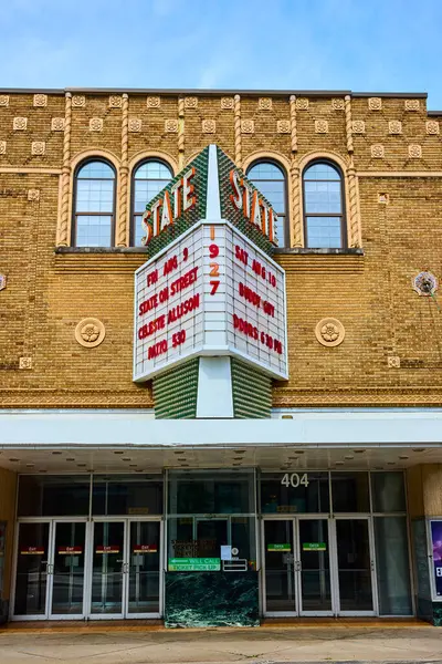 stock image Facade of the historic STATE Theatre in downtown Kalamazoo, Michigan. The vintage marquee announces upcoming performances, capturing the charm and cultural vibrancy of this early 20th-century venue.