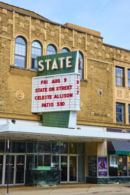 Kalamazoo, Michigan şehir merkezindeki tarihi eyalet tiyatrosu cephesinde dekoratif mimari ve klasik bilet gişesi sergileniyor. Marquee, bu şehre nostalji katarak, gelecek gösterileri ön plana çıkarıyor.