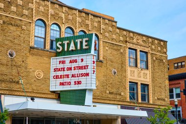 Kalamazoo, Michigan şehir merkezindeki tarihi eyalet tiyatrosu. Süslü tuğlalar ve göze çarpan reklam etkinlikleri. Gündüz çekimleri tiyatroların kültürel ve kültürel rollerini yansıtıyor.