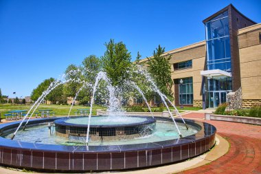 Kenosha Halk Müzeleri Parkı 'nda sükunet deneyimi. Canlı çeşmenin, bereketli yeşilliğin ve modern mimarinin tadını çıkarın. Kenosha şehir merkezinde rahatlama, çalışma ve topluluk toplantıları için mükemmel.