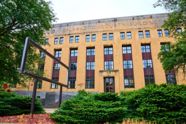 Kalamazoo İlçe Binası bronzlaşmış taş cepheli, yüksek dar pencereli ve modern heykel Kalamazoo, Michigan şehir merkezindeki verimli yeşillik tarafından öngörülmektedir. Yönetim teması için mükemmel.