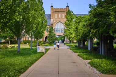 South Bend 'deki Notre Dame' da sakin bir patika büyük bir Gotik binaya çıkıyor. Yeşillik ve tarihi mimari huzurlu bir akademik ortam yaratır, eğitim temaları için mükemmeldir.