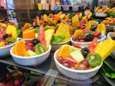 Kenosha, Wisconsin 'deki taze meyve kaselerinde sağlıklı beslenme ve tazeliği teşvik eden ananas, kivi, portakal, karpuz, çilek, böğürtlen ve üzüm dilimleri sergileniyor..