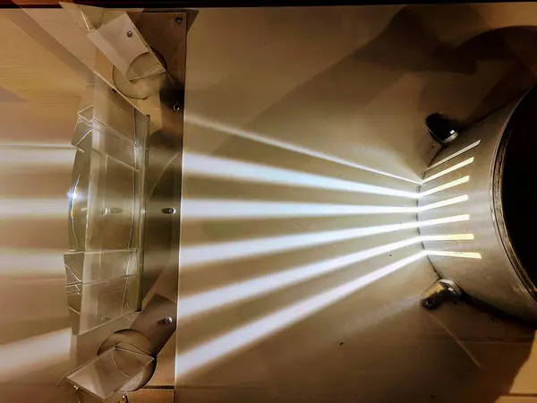 stock image Close-up of light diffraction experiment in an Oregon lab, showcasing dispersed light beams through a transparent grating. Ideal for educational materials and scientific demonstrations, highlighting