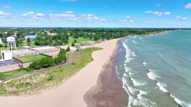 Aerial Fly Over Forward Kuruluş Çekimi: Michigan Gölü 'ndeki Kenosha, Wisconsin manzaralı sahili sakin bir görünüm deneyin. Önemli noktalar arasında dalgalar, yemyeşil parklar ve