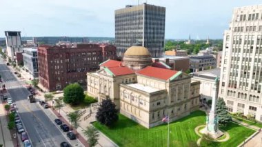 Hava Arc Shot, ABD, Indiana, South Bend, St. Joseph County Adliyesi şehir merkezi: Canlı kentsel bir çatıya karşı kurulmuş, farklı kubbesi ve kırmızı kiremitli çatısı ile tarihi adliye binasını gösteriyor