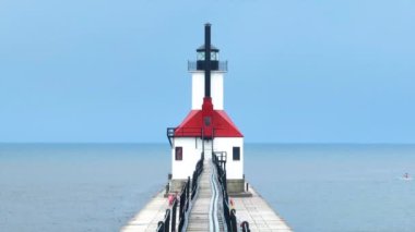 Havadan İleri Uç: Michigan 'daki St. Joseph Deniz Feneri' nin çarpıcı görüntüsü. Kırmızı-beyaz deniz feneri Michigans Gölü 'nün mavi sularında göze çarpıyor. Bir kayakçı yakınlarda süzülüyor, bir dokunuş ekliyor