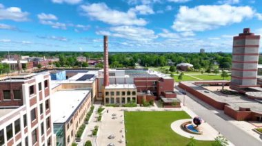 SC Johnson Merkezi 'nin Racine Wisconsin' deki Hava İzleme Çekimi. Frank Lloyd Wright tarafından tasarlandı. Simgesel SC Johnson ve Oğlu duman bacası, yemyeşil çimenler ve modern ve tarihsel sergileniyor.