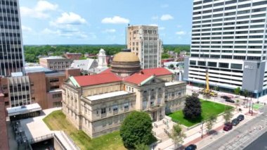 Hava Arc Shot: South Bend şehir merkezinin çarpıcı görüntüsü tarihi St. Joseph İlçe Adliyesi modern binaların ortasında parlak mavi gökyüzü ve yemyeşil çevresiyle birlikte