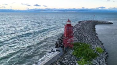 Hava Sabit Çekimi: Racine Breakwater Feneri 'ni Michigan Gölü' nde gün doğumunda yakalamak, bu sakin manzara canlı kırmızı deniz fenerini, dingin suları ve huzurlu sabah parıltısını vurgular..