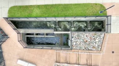 Mishawaka Indiana 'daki Central Park Balık Merdiveni' nin yukarıdan aşağı görüntüsü su akıntılarını ve kuyudaki yaya yollarını çevreleyen yapılandırılmış kanalları gösteriyor.