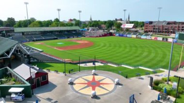 Yaya Atışı: Indiana, South Bend şehir merkezindeki Four Winds Field 'ın havadan görüntüsü. Bereketli yeşil alan, düzgün sıralanmış oturma, ve çevre şehir manzarası canlı topluluk ve hazır