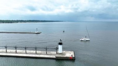 St. Joseph Deniz Feneri 'nin ve Michigan' daki rıhtımın havadan çekilmiş görüntüleri. Simgesel beyaz deniz feneri, siyah kapağı, rıhtımı ve Michigan Gölü 'ndeki bir yelkenli, denizcilik cazibesini ön plana çıkarıyor.