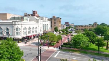 South Bend Indiana şehir merkezinin havadan çekilmiş fotoğrafı Morris Sahne Sanatları Merkezi 'ni vurguluyor yemyeşil parklar ve modern şehir manzarası berrak güneşli gökyüzünün altında