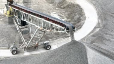 Birleşik Devletler Hava Sabit Atışı Indiana Fort Wayne taş ocağı büyük taşıma bandı sistemi doğal ışıkla aydınlanan büyük bir tepeye çakıl yığıyor endüstriyel verimlilik ve