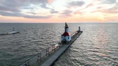 Günbatımında Michigan 'daki St. Joseph deniz fenerinin sakin manzarası. Deniz feneri Michigans Gölü 'nün sularına ve güzel renkli gökyüzüne çarpıyor.