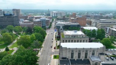 Kalamazoo, Michigan şehir merkezinin hava izleme çekimi, Bronson Parks 'ın sergilenen yemyeşil alanı, tarihi ve modern hükümet binalarıyla çevrili,