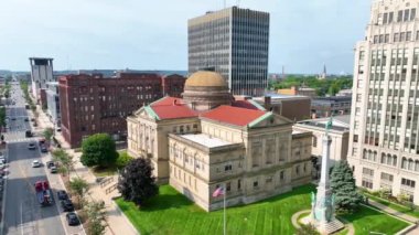 Aerial, United States, Indiana, South Bend, St. Joseph County Adliyesi, şehir merkezi, İzleme Çekimi, modern binalar arasında tarihi kubbe ve klasik mimari sergileniyor.