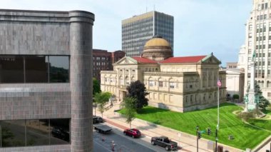 St. Joseph İlçe Adliyesi 'nde vurulan hava sahası tarihi mimariyle modern binaları birleştiren tarihi yapıyı berrak gökyüzü altında Amerikan bayrağı altında harmanlayan görkemli duruyor.