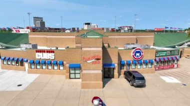 Dört Rüzgar Tarlası 'nın canlı gündüz görüntüsü, South Bend Cubs' ın evi, hoş geldin girişi, belirgin yeşil çatıları ve iyi manikürlü beyzbol elması.