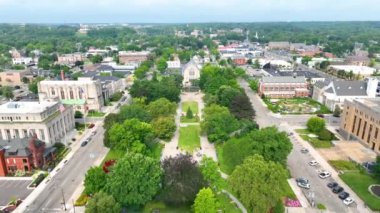 Kalamazoo 'nun merkezinde Bronson Park' ın merkezinde canlı bir uçuş. Yeşillik, tarihi hükümet binaları ve hareketli sokaklar dinamik ama dinamik bir şehir manzarası yaratır..