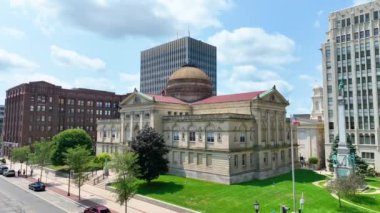 South Bend Indiana şehir merkezindeki St. Joseph Adliyesi 'nin havadan çekim görüntüleri. Mahkeme binaları, modern ve tarihi binaları çevreleyen ve kentsel atmosferi hareketlendiren kubbeyi vuruyor.