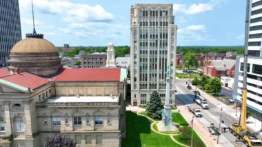 South Bend, Indiana 'daki St. Joseph Adliyesi' nin hava izleme görüntüsü. Video, tarihi adliye binası kubbesini, yakınlardaki bir gökdeleni ve şehir merkezindeki canlı bir anıtı görüntülüyor.