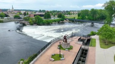 Mishawaka Indiana 'daki Central Park üzerinde çekilen hava yayı, balık merdivenini ve bulutlu gökyüzü altındaki akıntıları vurguluyor ve kentsel altyapı ve doğal güzelliğin dengesini gözler önüne seriyor..