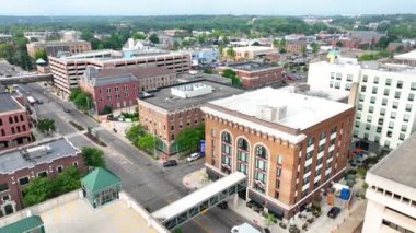 Gündüz vakti Kalamazoo, Michigan şehir merkezinde tarihi ve modern binalar, sokaklarda hafif trafik ve yemyeşil alanlar bulunmaktadır. Önemli noktalar arasında Hilton Garden Inn ve